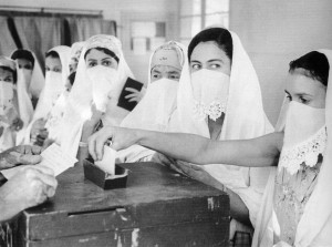 Algerian-women-voting_1962